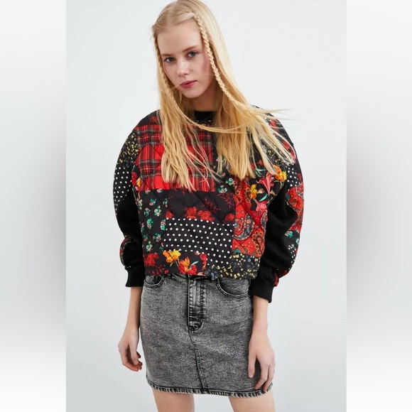 Zara Jackets & Blazers - (N3)‎ ZARA Cropped sweatshirt with patches size M